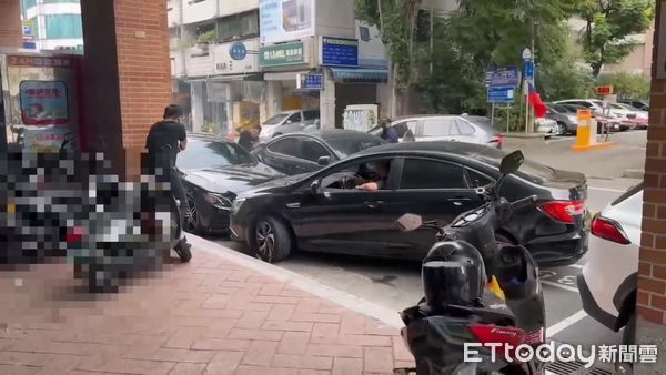 ▲▼「車上有槍」員警包圍壓制狂敲擋風玻璃，現場散發濃濃輪胎臭味，過程相當驚險。（圖／民眾提供，下同）