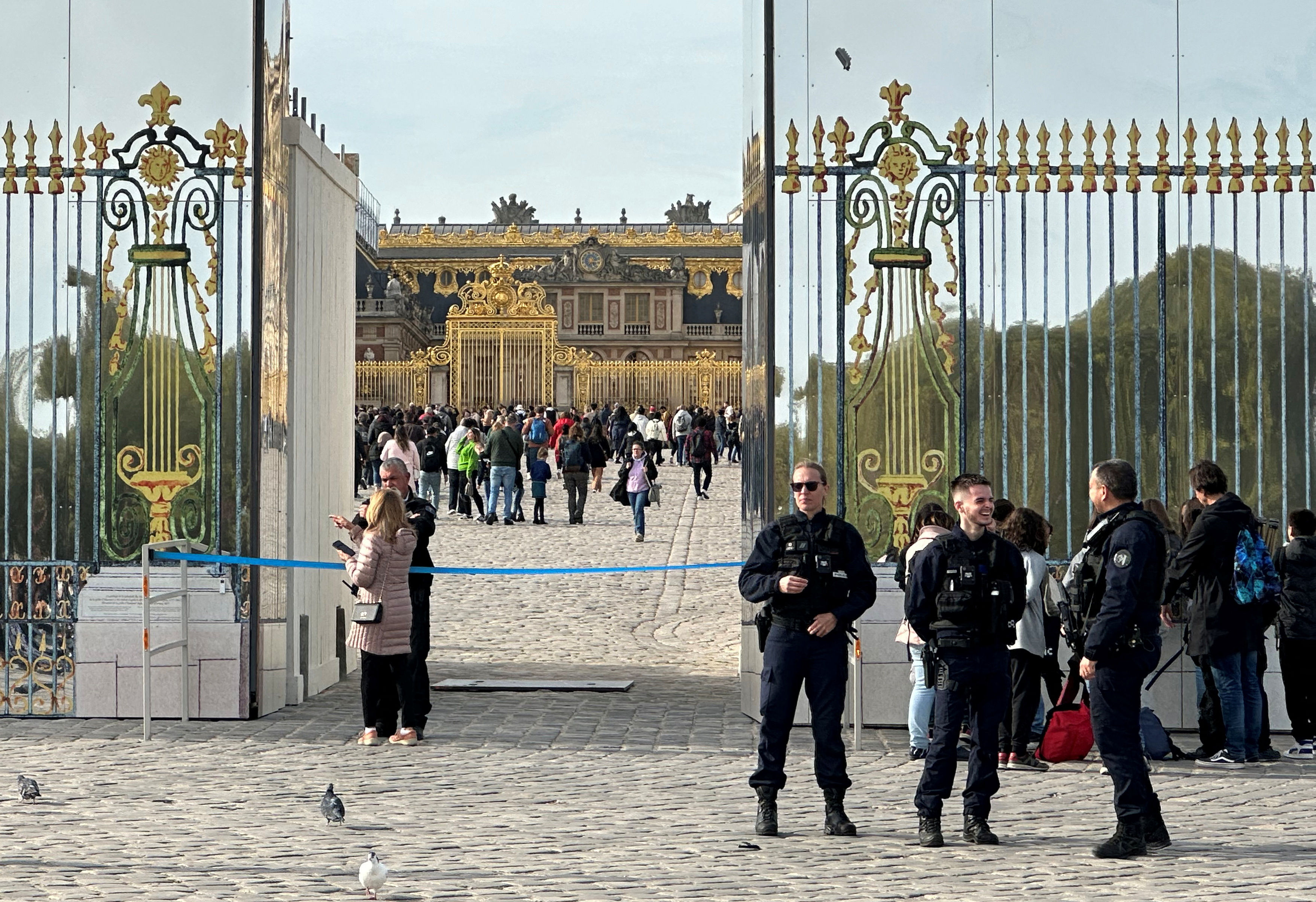 ▲▼ 法國凡爾賽宮17日出於安全因素啟動疏散機制。（圖／路透）