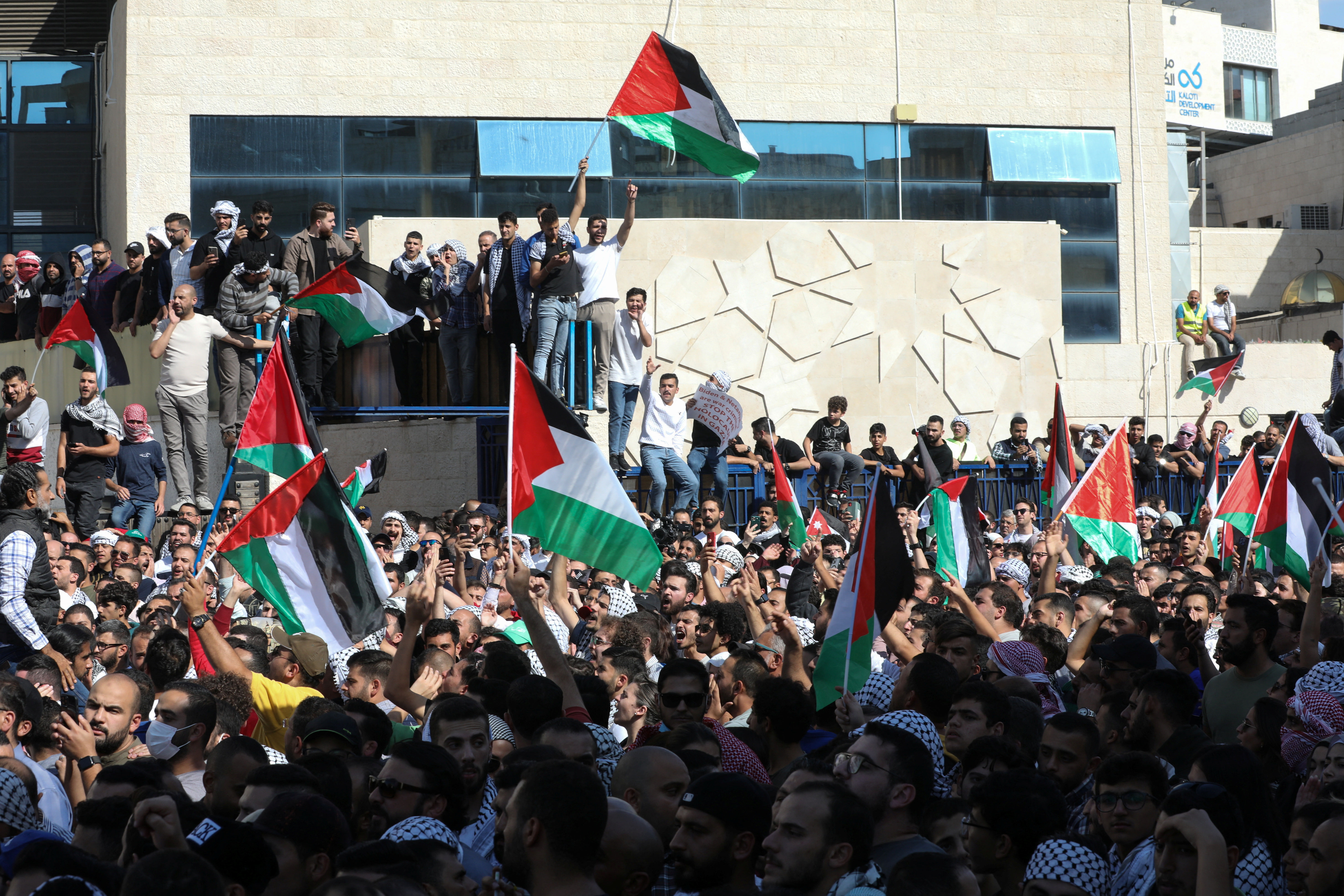 ▲▼ 加薩醫院遇襲之後，約旦首都安曼民眾10月18日參加親巴勒斯坦示威活動。（圖／路透）