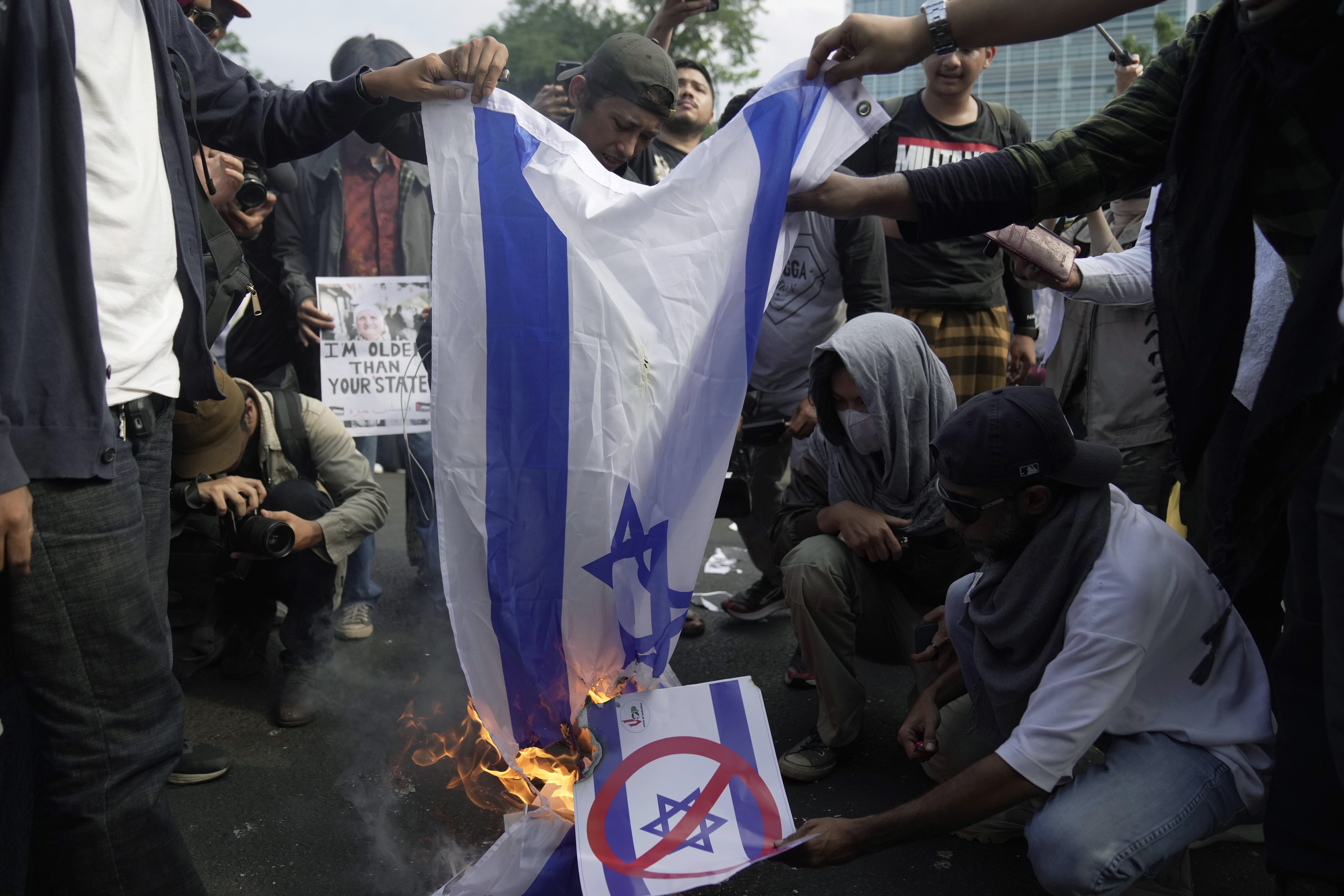▲▼ 10月20日，支持巴勒斯坦集會示威者在美國駐印尼雅加達大使館外焚燒以色列國旗。（圖／達志影像／美聯社）