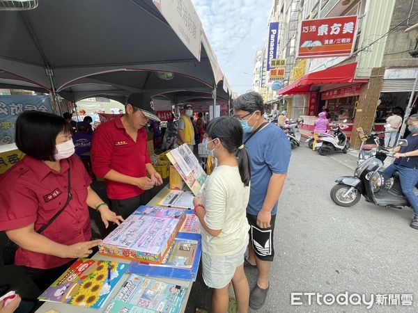 ▲台南市下營區公所，結合下營商圈及邀請南消下營分隊，於上帝廟前大街所舉辦的「2023鵝香下營商圈農業產業文化節活動」，進行消防宣導。（圖／記者林東良翻攝，下同）