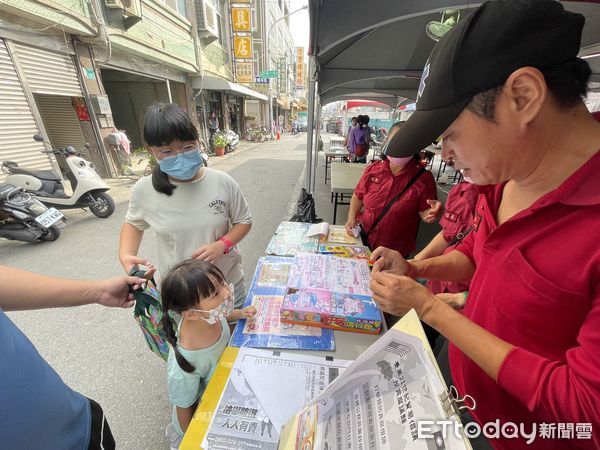 ▲台南市下營區公所，結合下營商圈及邀請南消下營分隊，於上帝廟前大街所舉辦的「2023鵝香下營商圈農業產業文化節活動」，進行消防宣導。（圖／記者林東良翻攝，下同）