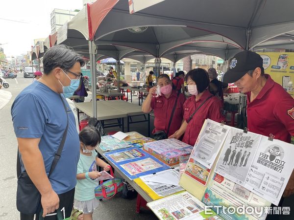 ▲台南市下營區公所，結合下營商圈及邀請南消下營分隊，於上帝廟前大街所舉辦的「2023鵝香下營商圈農業產業文化節活動」，進行消防宣導。（圖／記者林東良翻攝，下同）