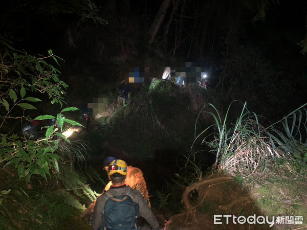 ▲▼  台中逢甲大學登山社24人21日由南投縣杉林溪進入前往阿里山鄉水漾森林登山，途中遭虎頭蜂螫傷 。（圖／嘉義縣消防局提供）