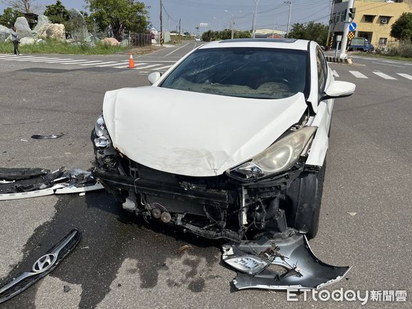 ▲台南市安南區台江大道與城北路口，一名黃姓駕駛自小客沿城北路南向車道行經台江大道路口時，闖紅燈與李姓駕駛自小客發生碰撞，導致李姓駕駛自小客車翻覆，所幸雙方皆未受傷。（圖／記者林東良翻攝，下同）