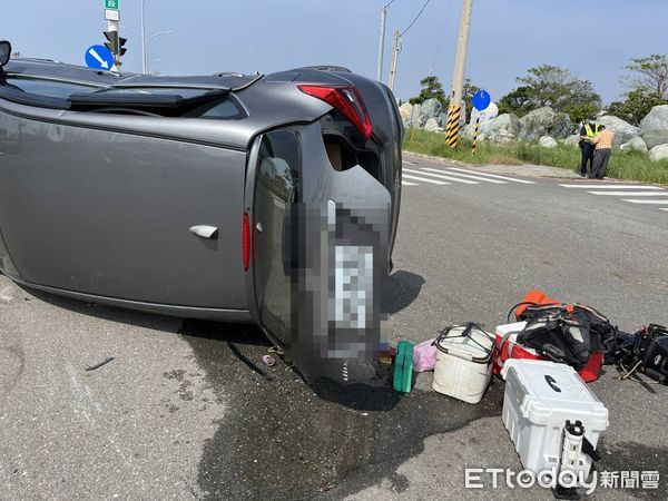 ▲台南市安南區台江大道與城北路口，一名黃姓駕駛自小客沿城北路南向車道行經台江大道路口時，闖紅燈與李姓駕駛自小客發生碰撞，導致李姓駕駛自小客車翻覆，所幸雙方皆未受傷。（圖／記者林東良翻攝，下同）