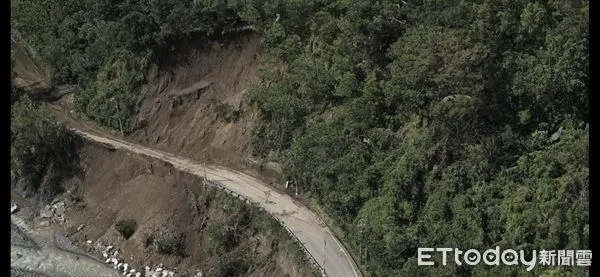▲台23線前因受颱風影響，造成邊坡大面積滑落。（圖／公路局提供，下同）