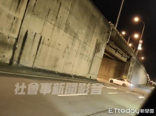 ▲白色改裝車在涵洞下多次來回「360度甩尾」狂冒白煙。（圖／翻攝社會事新聞影音）