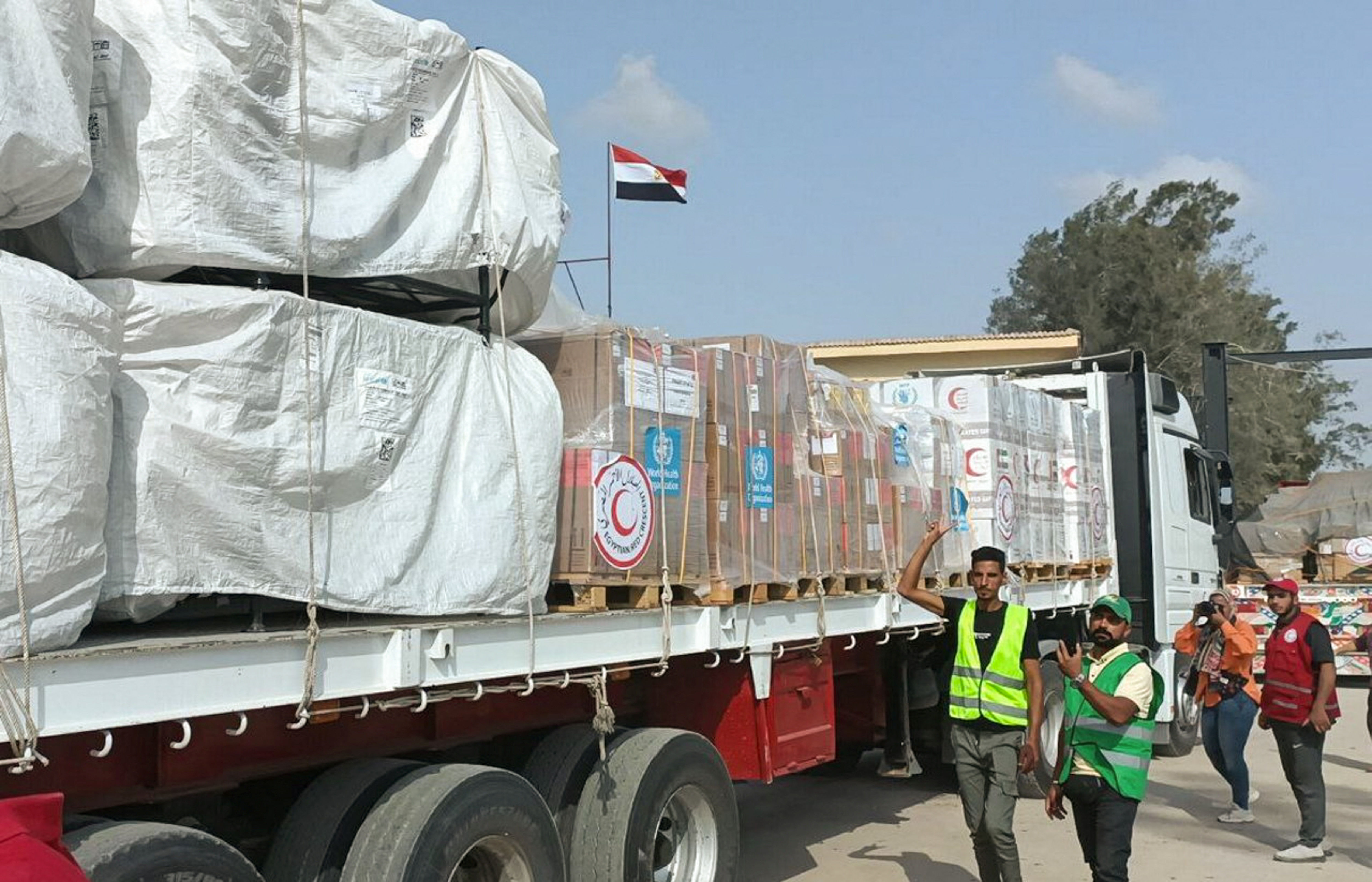 ▲人道救援物資則從拉法（Rafah）進入加薩。（圖／路透）