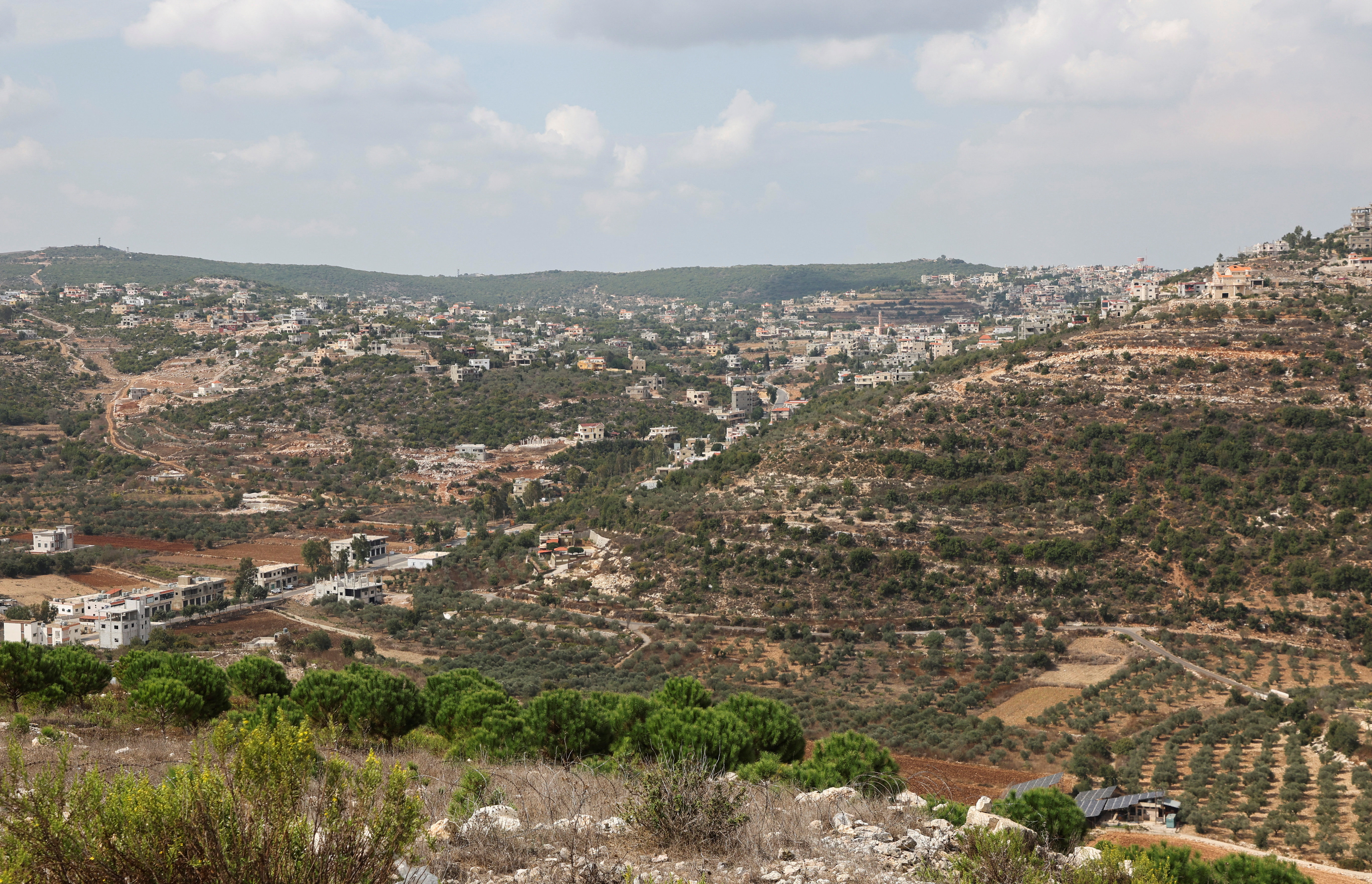 ▲▼黎巴嫩南部邊境城鎮赫梅什（Rmeish）與以色列接壤。（圖／路透）