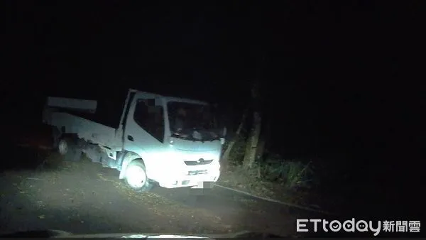 ▲▼苗栗縣公館鄉山區發生盜伐林木案件，返家路過民眾發現及時報案，盜樹賊及涉案車輛落慌驚逃。（圖／記者蔡文淵翻攝）