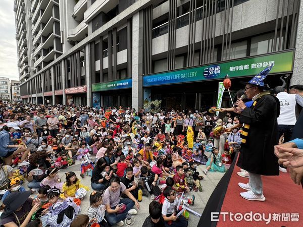 ▲台南永康東橋社區萬聖節嘉年華，台南市第四選區立委參選人李全教受邀參加，並以哈利波特的妝扮粉墨登場出現在活動會場時，引起全場的注目。（圖／記者林東良翻攝，下同）