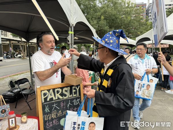 ▲台南永康東橋社區萬聖節嘉年華，台南市第四選區立委參選人李全教受邀參加，並以哈利波特的妝扮粉墨登場出現在活動會場時，引起全場的注目。（圖／記者林東良翻攝，下同）