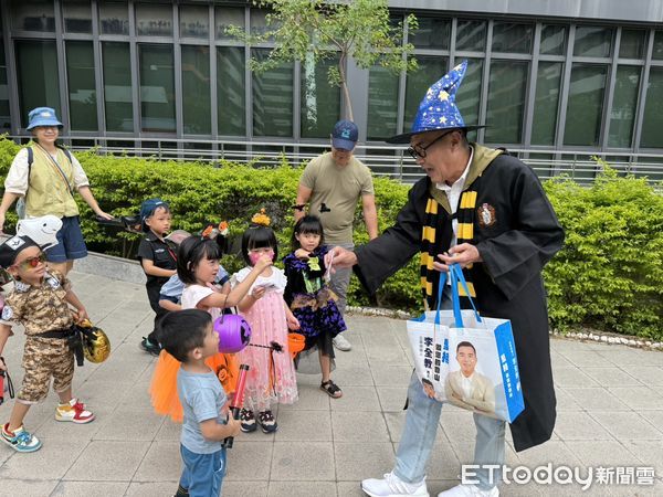 ▲台南永康東橋社區萬聖節嘉年華，台南市第四選區立委參選人李全教受邀參加，並以哈利波特的妝扮粉墨登場出現在活動會場時，引起全場的注目。（圖／記者林東良翻攝，下同）