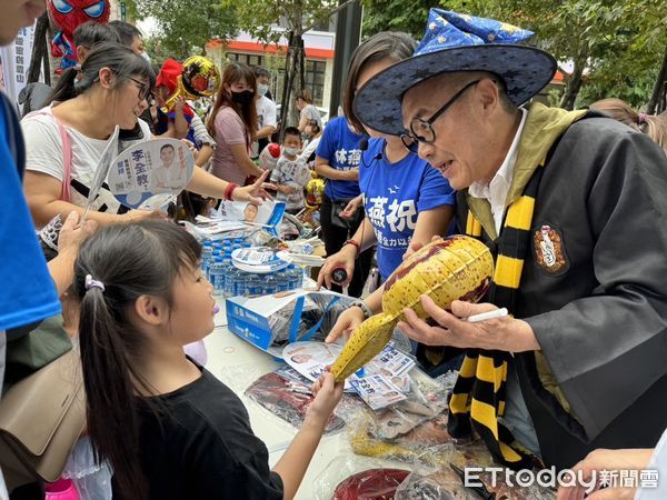 ▲台南永康東橋社區萬聖節嘉年華，台南市第四選區立委參選人李全教受邀參加，並以哈利波特的妝扮粉墨登場出現在活動會場時，引起全場的注目。（圖／記者林東良翻攝，下同）