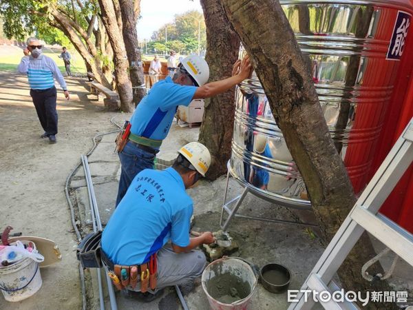 ▲台南市勞工局做工行善團修繕團隊出動電氣、油漆、木工工會志工，兵分四路搬運汰換餐桌椅到二手家具倉庫整理存放，及至新營區、南區兩處進行弱勢房屋修繕施工。（圖／記者林東良翻攝，下同）