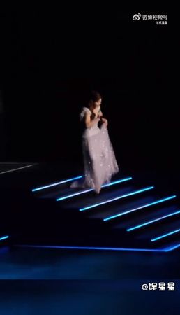 ▲陳妍希21日演出，下樓梯時失誤踩到裙擺。（圖／翻攝自微博）