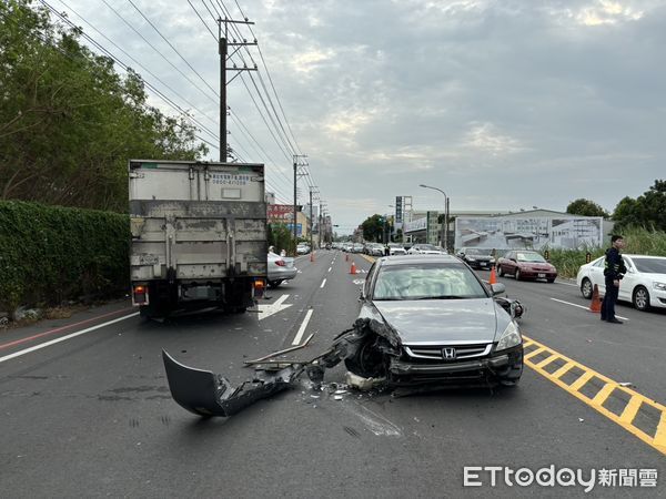 ▲▼彰化驚悚車禍！騎士「鬼切」左轉　大貨車急閃逆向連環撞。（圖／記者唐詠絮翻攝）