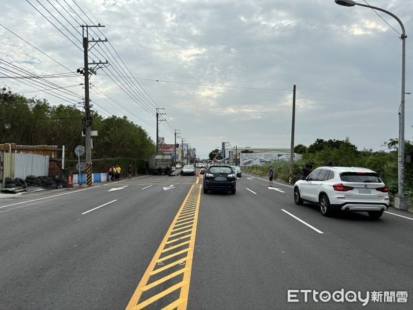 ▲▼彰化驚悚車禍！騎士「鬼切」左轉　大貨車急閃逆向連環撞。（圖／記者唐詠絮翻攝）