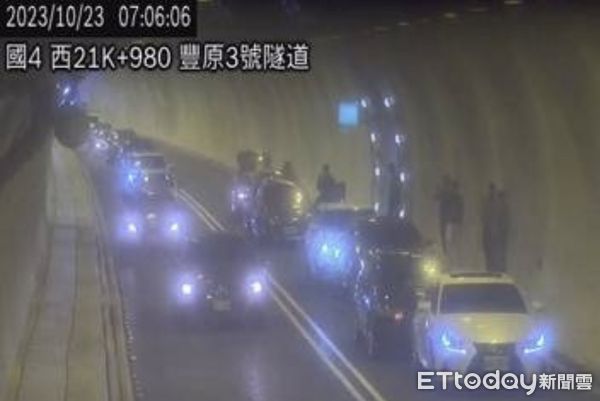 ▲▼國4豐原隧道8車Kiss追撞　卡半小時幸無人傷。（圖／記者許權毅翻攝）