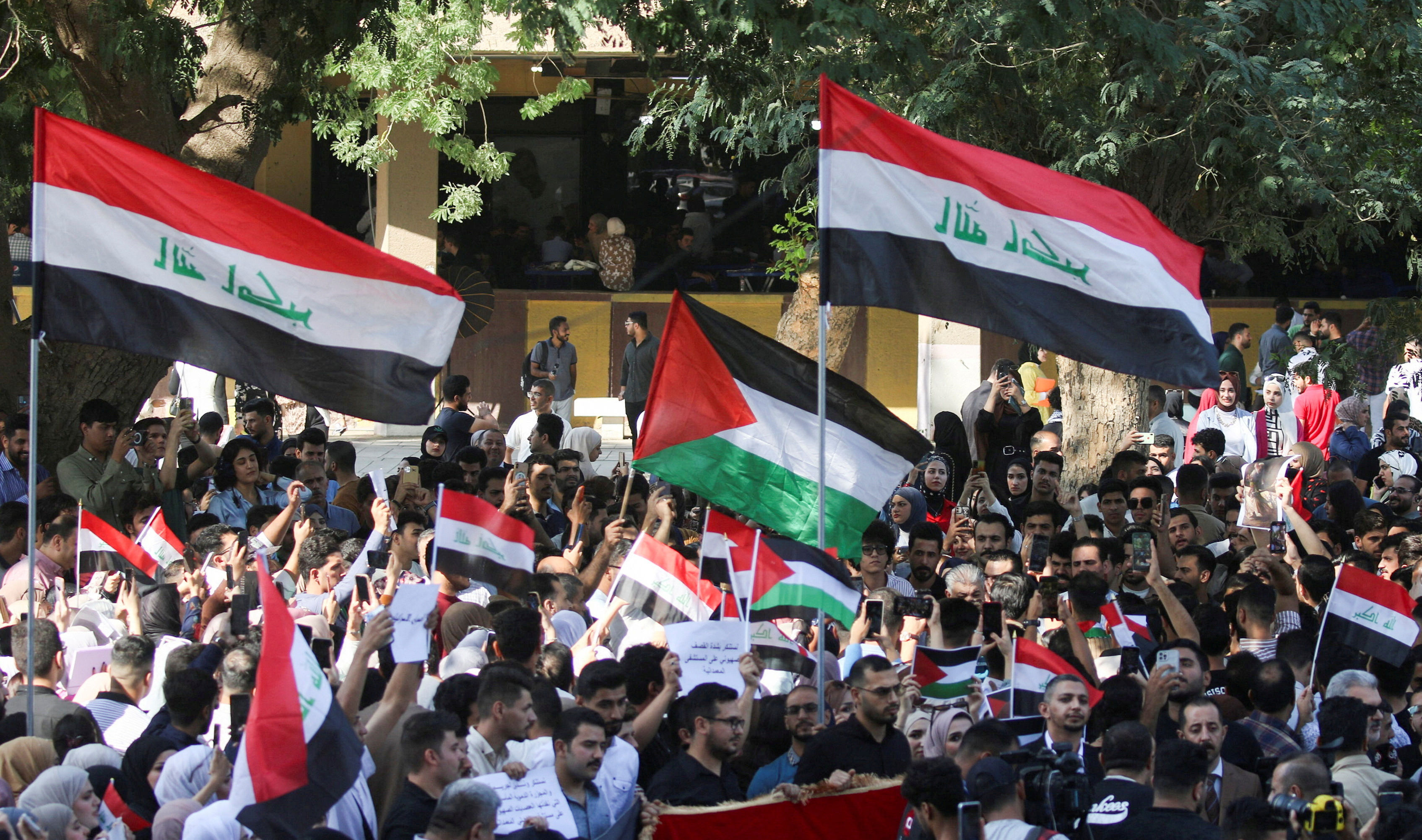 ▲▼ 伊拉克學生18日上街遊行支持巴勒斯坦。（圖／路透）