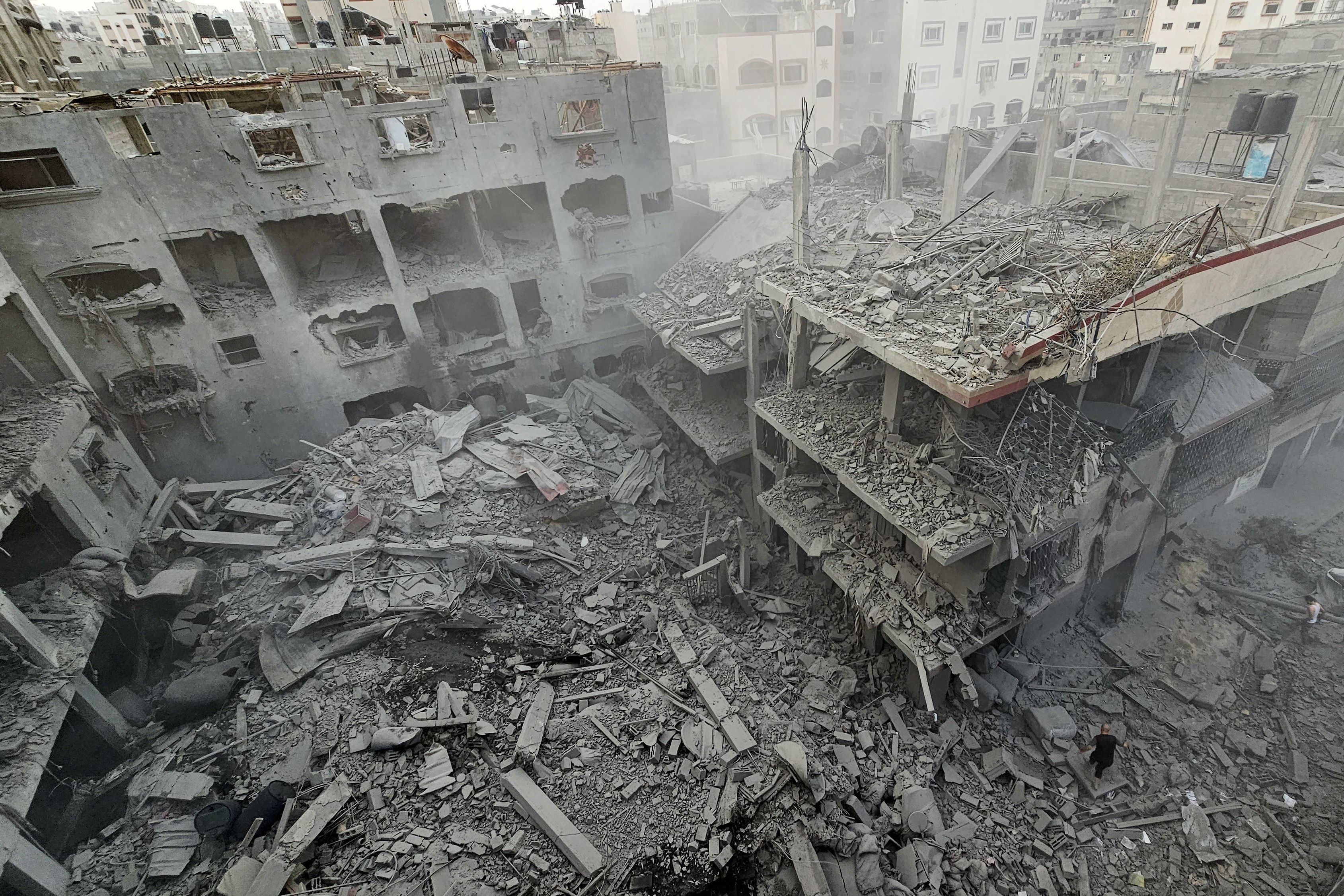 ▲以色列軍隊22至23日針對加薩走廊發動最為血腥的空襲、摧毀北部建築物與清真寺，巴勒斯坦人抬著死者遺體。（圖／路透）