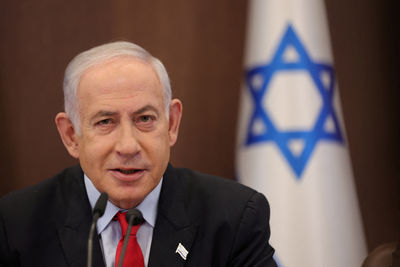 以色列總理「突患疝氣」全麻動刀　萬人上街怒吼要他下台