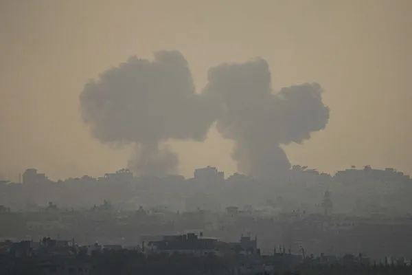 ▲▼以色列空襲加薩走廊後冒出黑煙。（圖／路透）