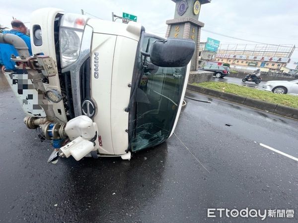 ▲▼       宜蘭灑水車翻車      。（圖／記者游芳男翻攝）