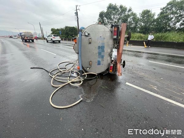 ▲▼       宜蘭灑水車翻車      。（圖／記者游芳男翻攝）