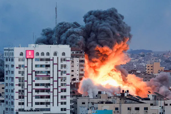 ▲▼以色列2023年10月7日空襲加薩市建築。（圖／路透）