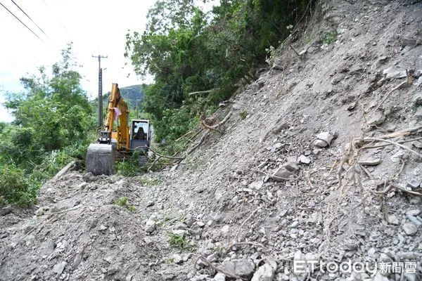 ▲▼花75縣道16.6公里處發生上邊坡土石坍方，造成道路中斷。（圖／花蓮縣政府提供，下同）