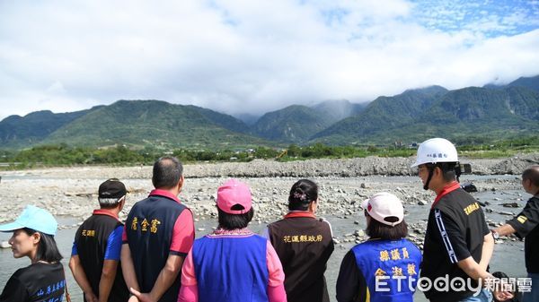 ▲▼花75縣道16.6公里處發生上邊坡土石坍方，造成道路中斷。（圖／花蓮縣政府提供，下同）