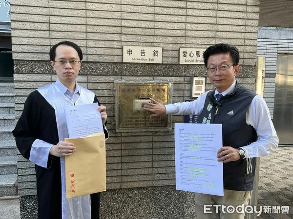 ▲立委郭國文23日赴台南地檢署，提告對手台南市議員陳昆和與周邊人士「意圖使人不當選」與「妨害名譽」。（圖／記者林東良攝）