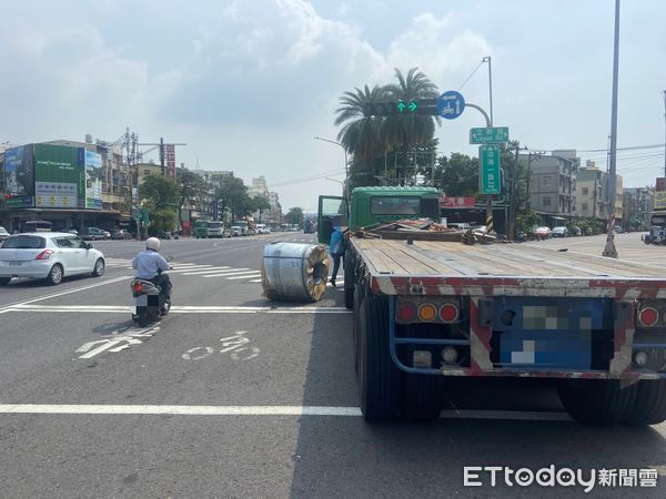 ▲▼小港鋼捲掉落             。（圖／記者陳宏瑞翻攝）