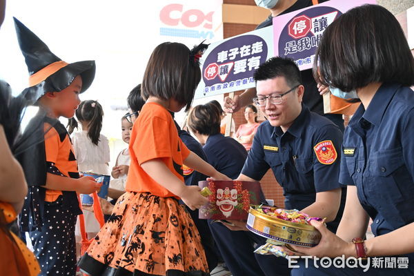 ▲▼孩童變裝搞怪闖警所 台南警長發糖果同樂萬聖節。（圖／記者林東良翻攝）