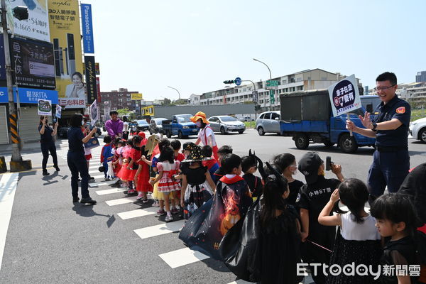 ▲▼孩童變裝搞怪闖警所 台南警長發糖果同樂萬聖節。（圖／記者林東良翻攝）