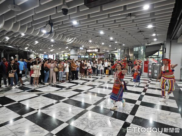 ▲原民舞蹈表演歡迎泰國旅客，並由觀光大使志工手舉歡迎布條。（圖／花蓮縣政府提供，下同）