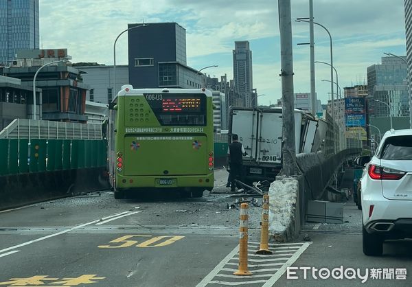 ▲中山高架上公車擦撞事故，9人受傷需要送醫。（圖／記者陸運陞攝）