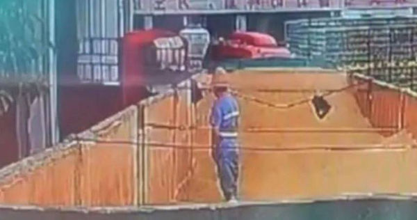 網傳青島啤酒一位工人遭爆料進到原料倉內小便。（圖／翻攝好看視頻）