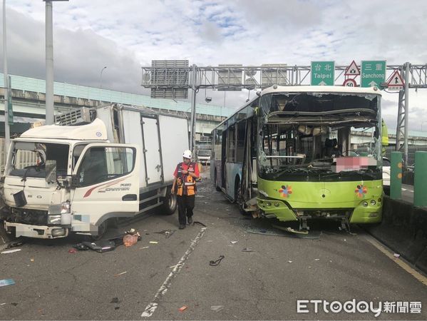 ▲▼             新北市中山高架橋五工路出口處，發生一起公車與小貨車擦撞事故。（圖／記者陸運陞翻攝）