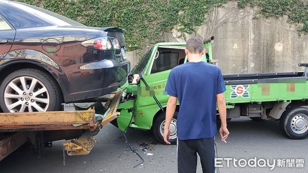 ▲▼         小貨車猛撞路邊拖吊車，駕駛一度受困    。（圖／記者黃彥傑攝）