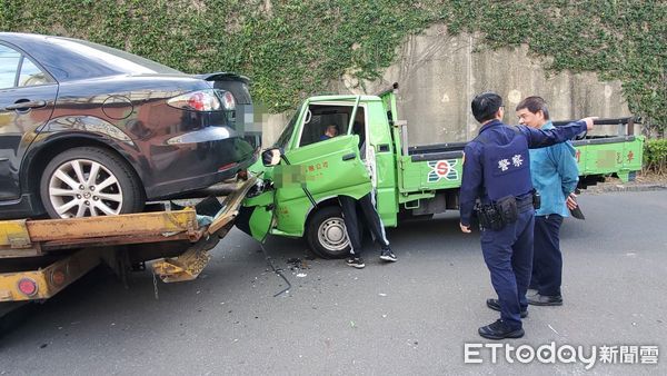 ▲▼         小貨車猛撞路邊拖吊車，駕駛一度受困    。（圖／記者黃彥傑攝）