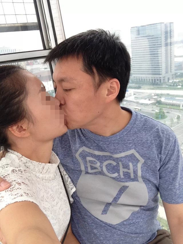 趙天麟與女子在摩天輪上熱吻。（讀者提供）