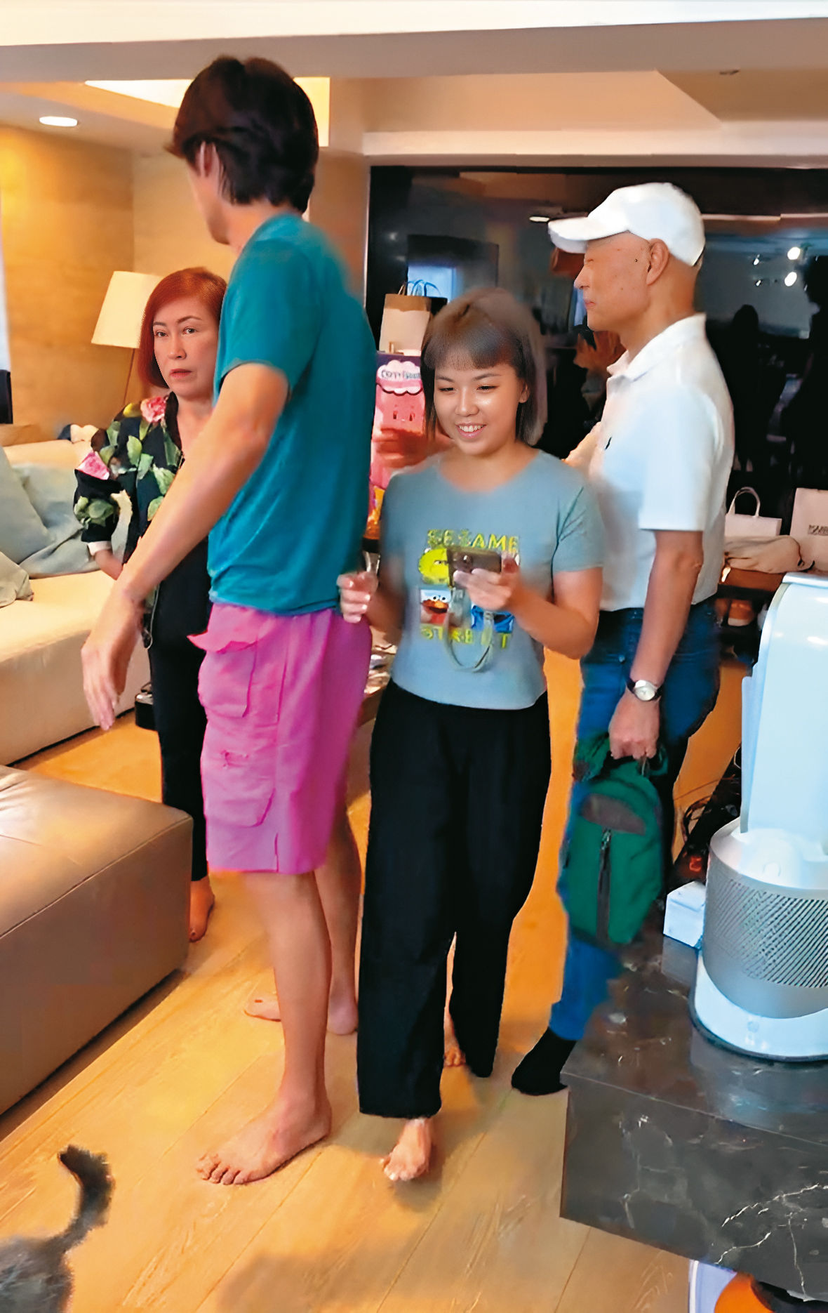 黃鐙輝（左2）和妻子萁萁（右2）在安晨妤家中聚會，意外目睹這場鬧劇，事後萁萁也出庭作證還原事發經過。（安晨妤提供）