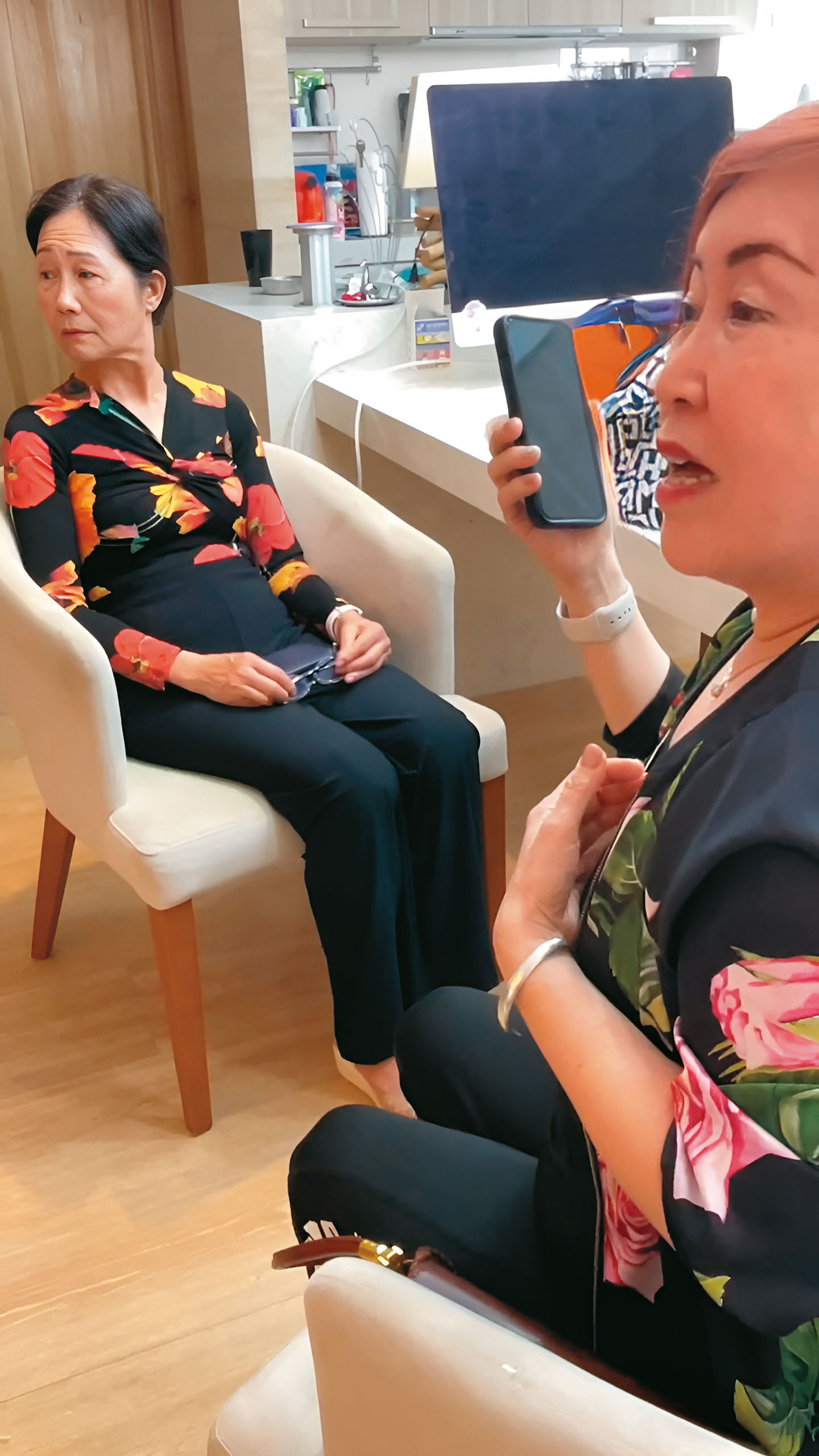 安晨妤親生母親（左）假稱要探望家人，要安晨妤開門，沒想到安一開門，前婆婆張秀琬（右）就闖進來。（安晨妤提供）