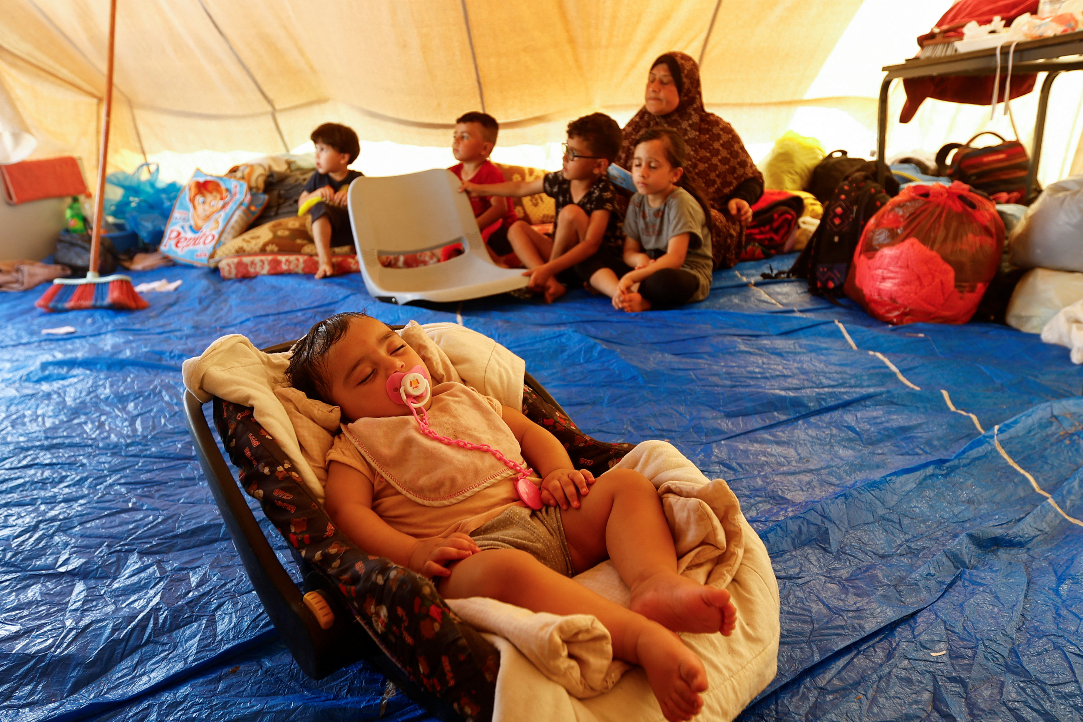 ▲▼巴勒斯坦兒童與婦女來到加薩走廊汗尤尼斯聯合國管理的帳篷營地避難。（圖／路透）