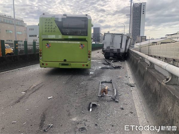 ▲公車疑似未注意車距，追撞前方小貨車，將主要道路佔據。（圖／記者陸運陞翻攝）