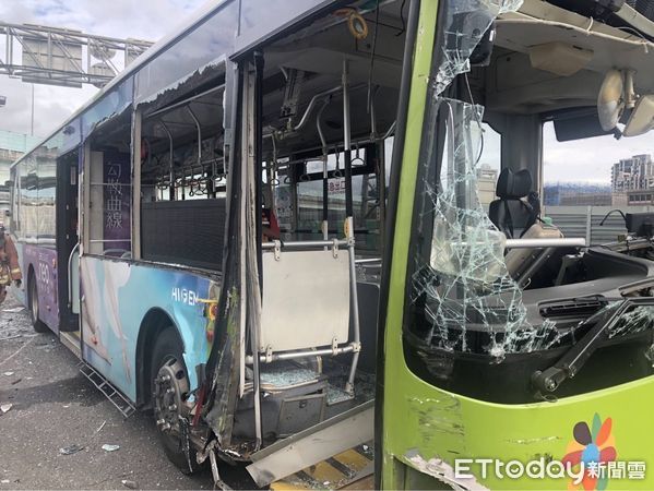 ▲公車疑似未注意車距，追撞前方小貨車，將主要道路佔據。（圖／記者陸運陞翻攝）