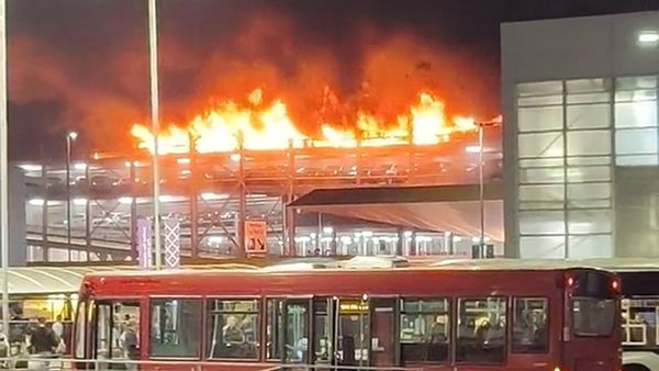 ▲▼英國倫敦盧頓機場（Luton Airport）停車場10日晚間大火，燒毀逾千輛車，警方公布起火原因。（圖／翻攝自X／@Soriyn23）